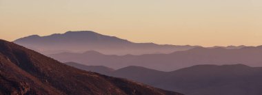 Şili, Güney Amerika 'da gün doğumunda dağ silueti