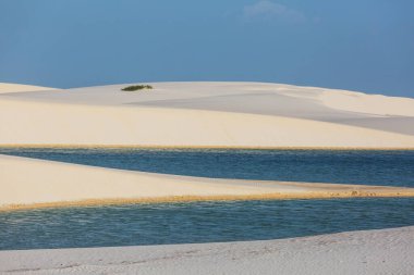 Brezilya 'daki Lencois Maranhenses Ulusal Parkı' ndaki gölcükler. Alışılmadık doğal manzaralar.