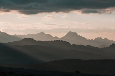 Şili, Güney Amerika 'da gün doğumunda dağ silueti