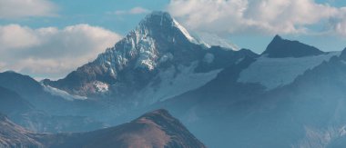 Güney Amerika, Peru 'daki Cordillera dağlarında güzel bir tepe Alpamayo.