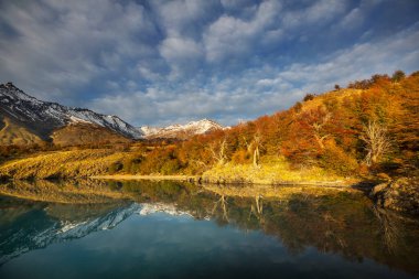 Güz mevsiminde güzel göl