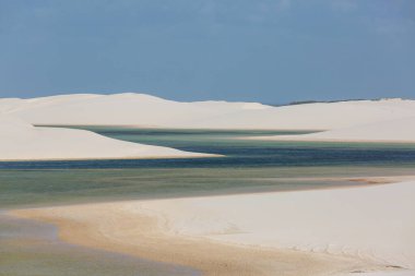 Brezilya 'daki Lencois Maranhenses Ulusal Parkı' ndaki gölcükler. Alışılmadık doğal manzaralar.