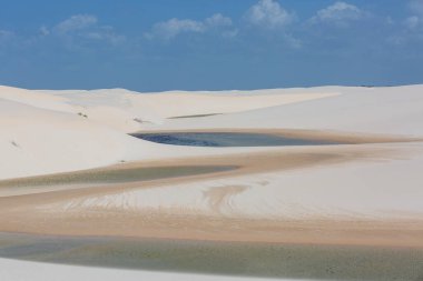 Brezilya 'daki Lencois Maranhenses Ulusal Parkı' ndaki gölcükler. Alışılmadık doğal manzaralar.