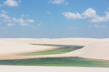 Brezilya 'daki Lencois Maranhenses Ulusal Parkı' ndaki gölcükler. Alışılmadık doğal manzaralar.
