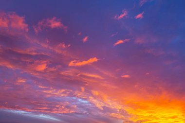 Gün batımında alışılmadık fırtına bulutları. Özgeçmiş için uygun.