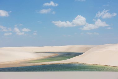 Brezilya 'daki Lencois Maranhenses Ulusal Parkı' ndaki gölcükler. Alışılmadık doğal manzaralar.