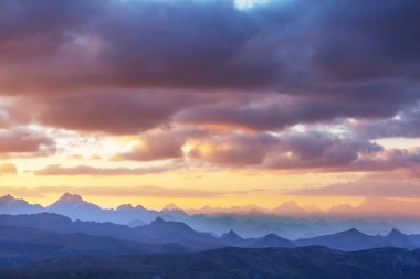 Şili, Güney Amerika 'da gün doğumunda dağ silueti