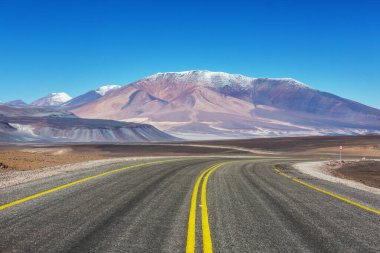 Kuzey Şili 'nin fantastik manzaraları, Atacama Çölü. Güzel, ilham verici doğal manzaralar. Yüksek dağlarda Kalgaspores.
