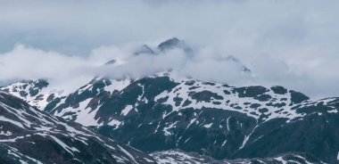 Yazın Alaska 'nın Picturesque Dağları. Kar, kütleleri, buzulları ve kayalık tepeleri kapladı. Güzel doğal arkaplan.