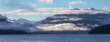 Kanada'da dağ gölü sakin sahne