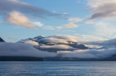 Kanada'da dağ gölü sakin sahne