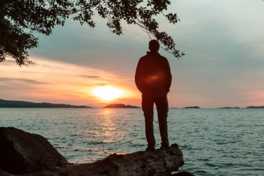 Sakin gölde dinlenme yeri. Rahatlama tatili