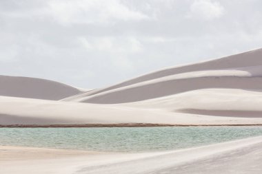 Brezilya 'daki Lencois Maranhenses Ulusal Parkı' ndaki gölcükler. Alışılmadık doğal manzaralar.