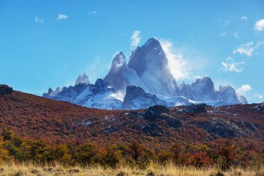 Ünlü Cerro Fitz Roy ve Cerro Torre. Patagonya, Arjantin 'in en güzel ve vurgulanması en zor zirvelerinden biri.