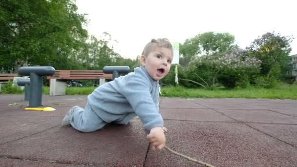 Bedårande funny baby spela på lekplats under hand om föräldrarna hipster — Stockvideo
