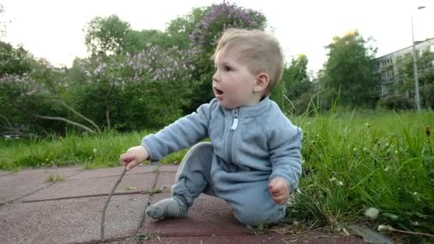 Adorável engraçado bebê jogar no parque infantil sob os cuidados de seus pais hipster — Vídeo de Stock
