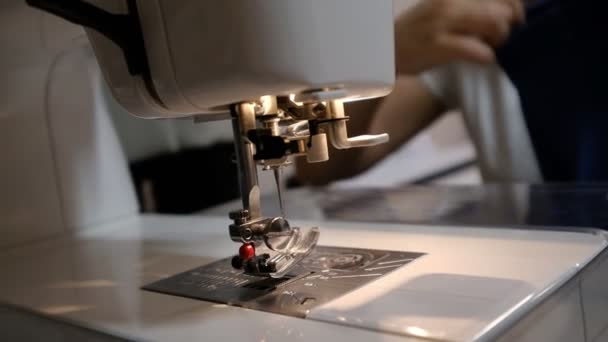 Mãos femininas costurando em uma máquina de costura moderna — Vídeo de Stock