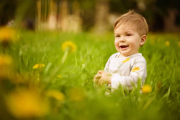 Concepto Valores Familiares Retrato Adorable Bebé Ojos Marrones Inocente Jugando — Foto de Stock