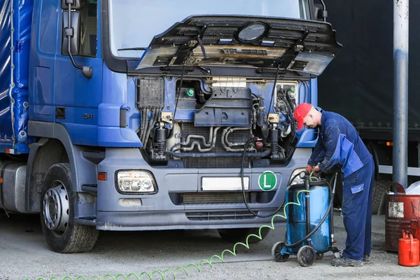 Cambiamenti Meccanici Olio Motore Filtro Camion Diesel — Foto Stock