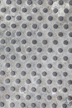 Bazı sokak mobilyalarına ait metalik doku. Detaylı olarak giyilmiş metal dokular. Metal damga dokusu. Gri metal arka plan. İnşaat ve malzeme tasarımı için kusursuz desen.