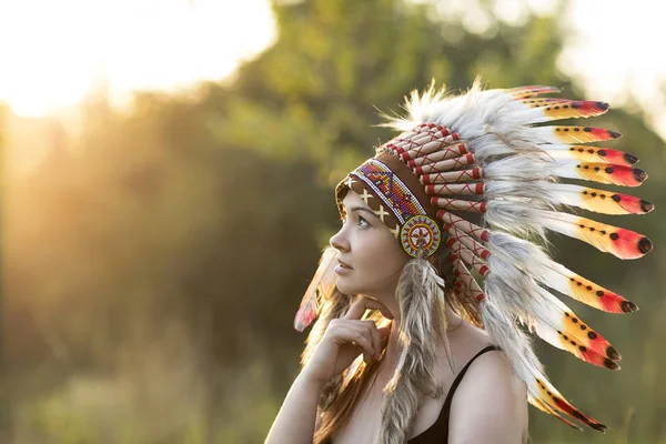 Junges Schönes Mädchen Einem Indianischen Kopfschmuck Der Natur Während Des — Stockfoto