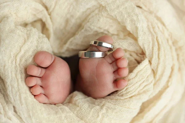 Yeni Doğmuş Bir Bebeğin Minik Bacakları Alyansları — Stok fotoğraf