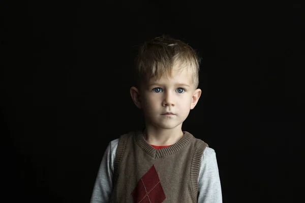 小さな金髪の男の子3 4歳の誠実な感情を持ちます ソフトライトのスタジオで撮影された背景には 興味深い表情と劇的な — ストック写真