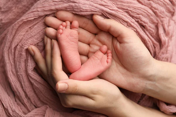 Çocukların Ayakları Annelerinin Ellerinde Yakın Plan Kadın Avuçları Pembe Arka — Stok fotoğraf