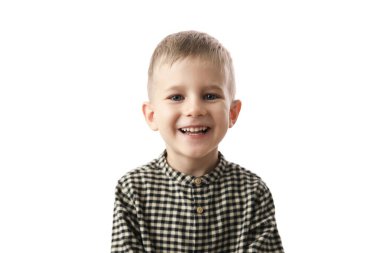 Beyaz arka planda gülümseyen sevimli çocuk, yakın plan.