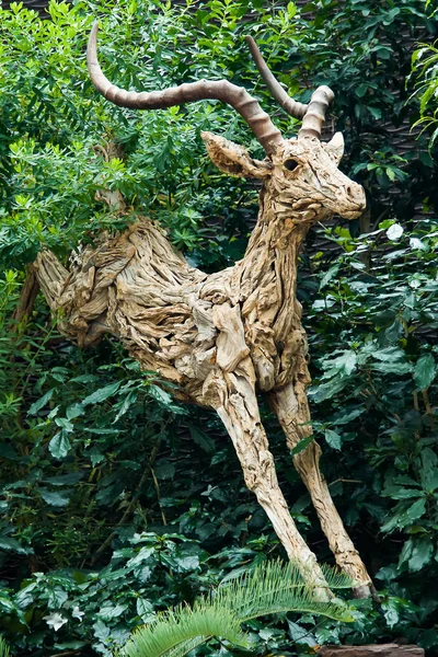 Een Standbeeld Van Houten Gazelle Opgebouwd Uit Kleine Stukjes Hout — Stockfoto