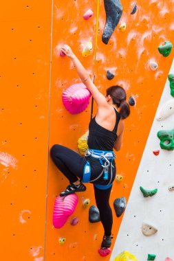 O kadar kapalı taş duvar hareket ederken bir kadın onun sonraki tutun kadar uzanır.