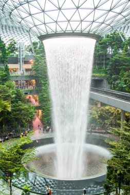Changi Şelalesi 'ndeki İnci' nin Singapur 'daki Changi Havaalanı' ndaki tam görüntüsü.