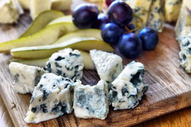 Tahtadaki farklı peynirler, peynir tahtası, lezzetli atıştırmalıklar, sağlıklı ve özel yemekler, peynir takımı.