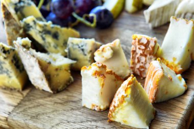 Tahtadaki farklı peynirler, peynir tahtası, lezzetli atıştırmalıklar, sağlıklı ve özel yemekler, peynir takımı.