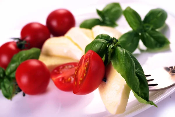 Mozzarella Cseresznye Paradicsom Bazsalikom Egy Fehér Lemezre — Stock Fotó