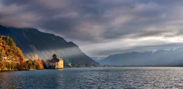 スイスのジュネーブ湖で有名なシヨンのビュー モントルー スイス連邦共和国のカントン — ストック写真
