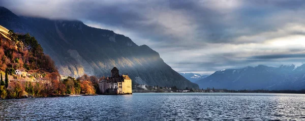 スイスのジュネーブ湖で有名なシヨンのビュー モントルー スイス連邦共和国のカントン — ストック写真