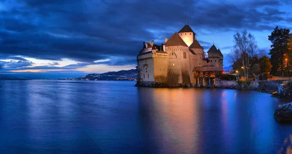 Evening View Famous Chateau Chillon Lake Geneva One Switzerland Монтрё — стоковое фото