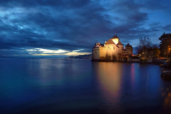スイスのジュネーブ湖で有名なシヨンのビューを夜します モントルー スイス連邦共和国のカントン — ストック写真