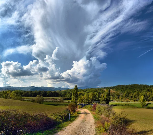 Paisagem rural típica da Toscana; pôr do sol sobre colinas ondulantes — Fotografia de Stock