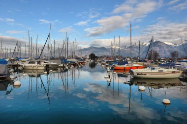 Lake Geneva, İsviçre sonbahar park yerinde yatlar,