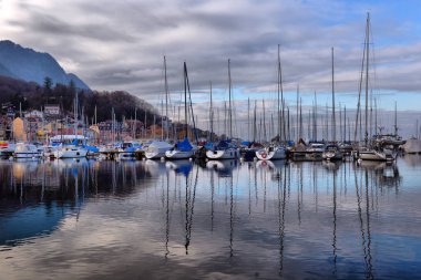 Lake Geneva, İsviçre sonbahar park yerinde yatlar,