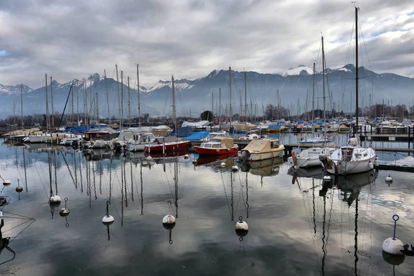 Yachten auf Herbstparkplatz am Genfer See, Schweiz, — Stockfoto