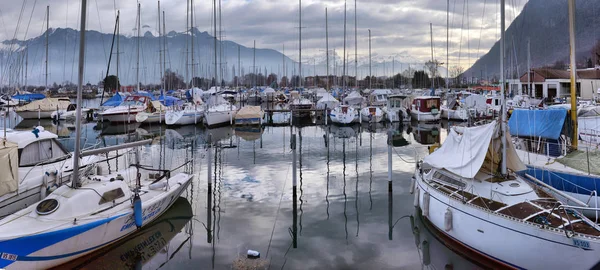 Γιοτ στο φθινόπωρο πάρκινγκ στη λίμνη της Γενεύης, Ελβετίας, — Φωτογραφία Αρχείου