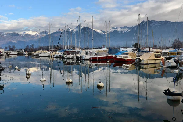 Yachten auf Herbstparkplatz am Genfer See, Schweiz, — Stockfoto