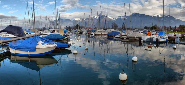 Yachten auf Herbstparkplatz am Genfer See, Schweiz, — Stockfoto