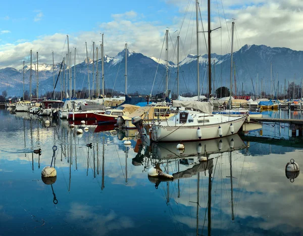 Yacht sul parcheggio autunnale sul lago di Ginevra, SWISS , — Foto Stock