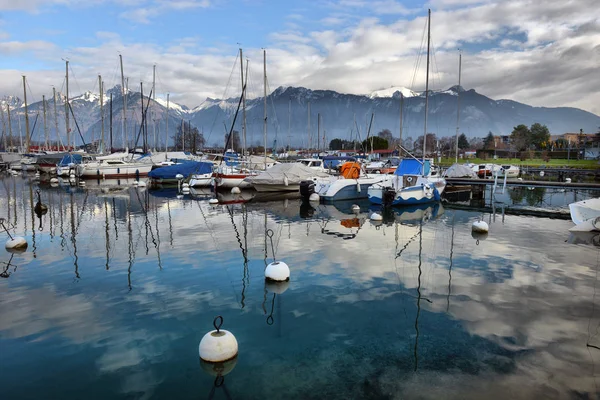 Yachten auf Herbstparkplatz am Genfer See, Schweiz, — Stockfoto