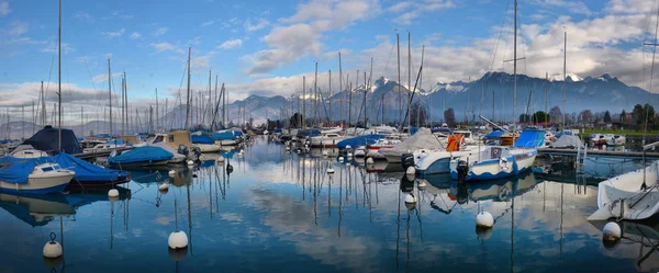 Yacht sul parcheggio autunnale sul lago di Ginevra, SWISS , — Foto Stock