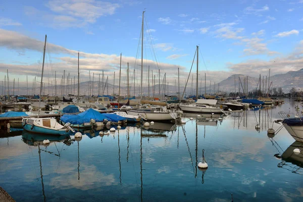 Yachter på hösten parkeringsplats intill Genèvesjön, Swiss, — Stockfoto